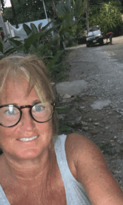 Hostel Mom selfi with driver changing tire
